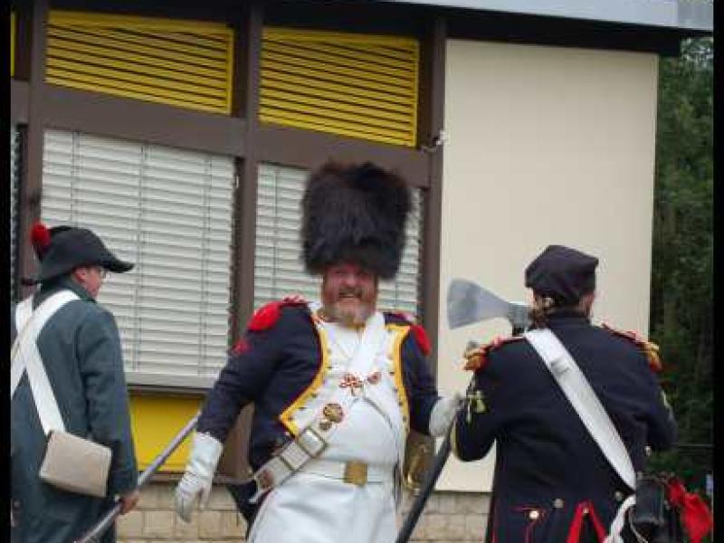 Napoleonic Bivouac в Люксембурге: офицер с пушечным молотком и шапка-шлем