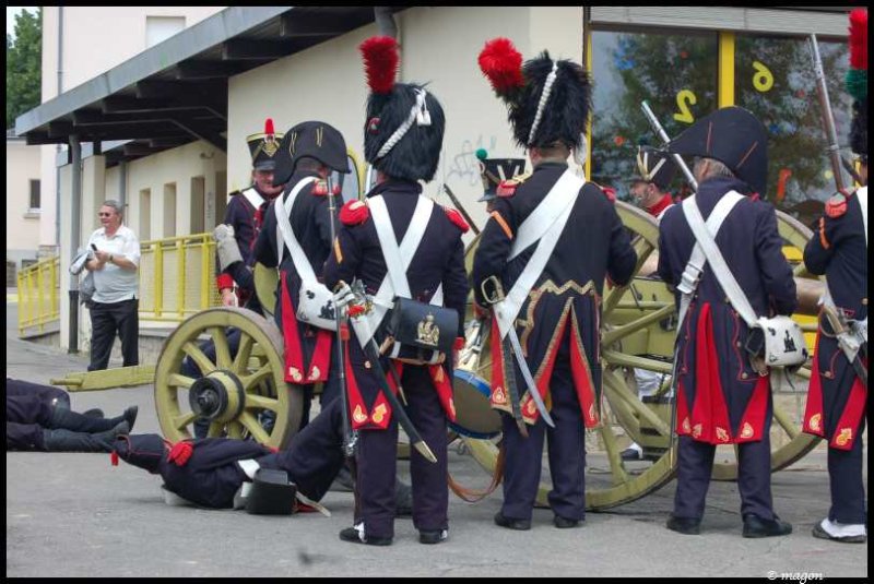 Napoleonic Bivouac в Люксембурге: солдаты в чёрно-красных мундирах у пушки