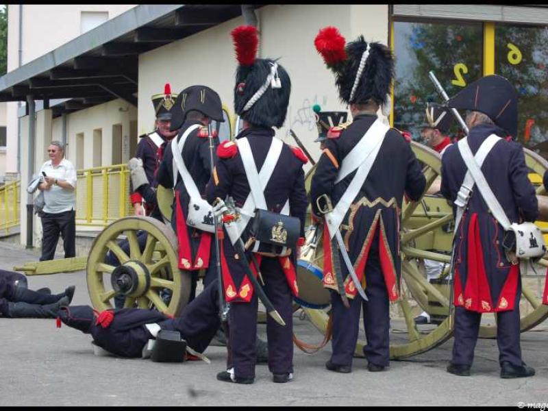 Napoleonic Bivouac в Люксембурге: солдаты в чёрно-красных мундирах у пушки