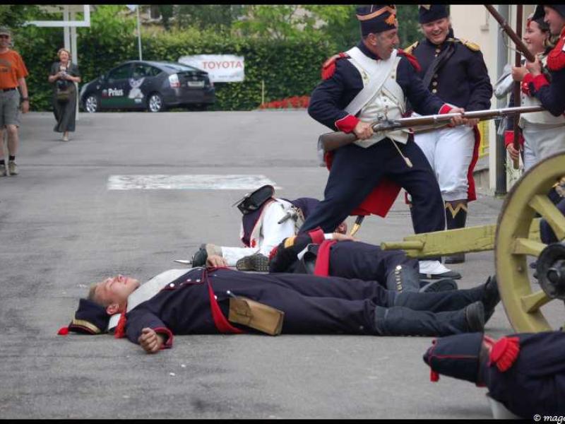 Napoleonic Bivouac в Люксембурге: сцена реконструкции боя у пушечного станка
