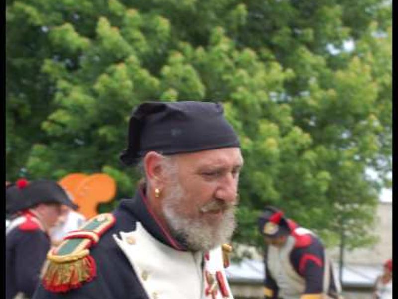Napoleonic Bivouac в Люксембурге: офицер в бело-чёрном мундире с золотым шитьём