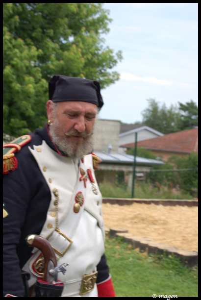 Napoleonic Bivouac в Люксембурге: солдат в белом мундире с пистолетом