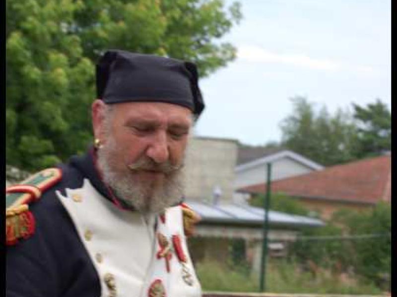 Napoleonic Bivouac в Люксембурге: солдат в белом мундире с пистолетом