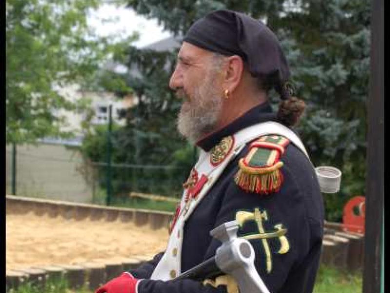 Napoleonic Bivouac в Люксембурге: солдат с топором и эполетами