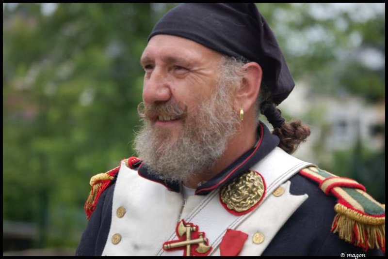 Napoleonic Bivouac в Люксембурге: бородатый участник в мундире с золотым шитьём
