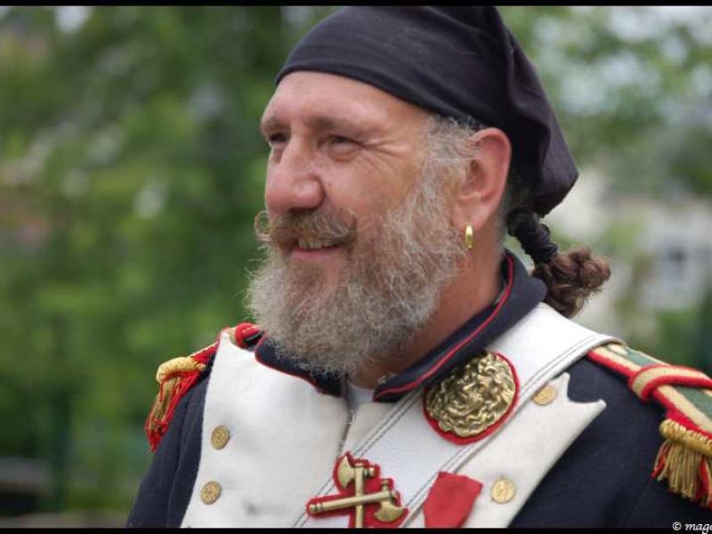 Napoleonic Bivouac в Люксембурге: бородатый участник в мундире с золотым шитьём
