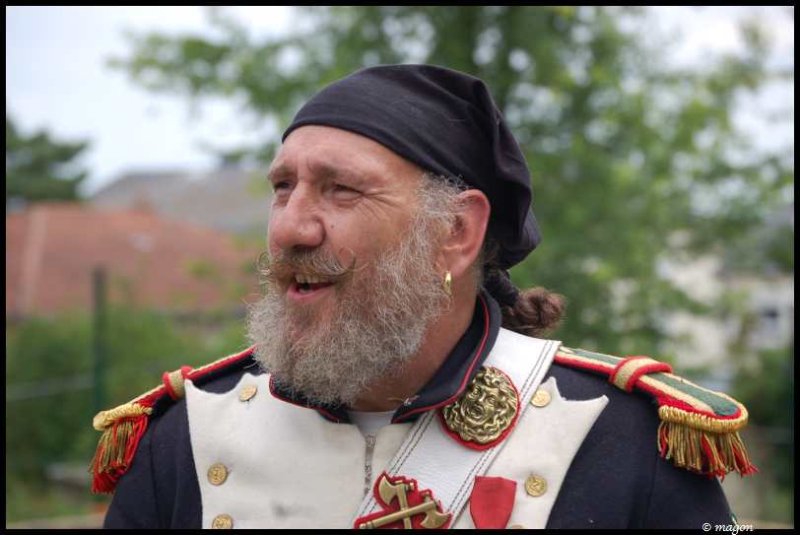 Napoleonic Bivouac в Люксембурге: солдат в мундире с золотыми пуговицами и эполетами