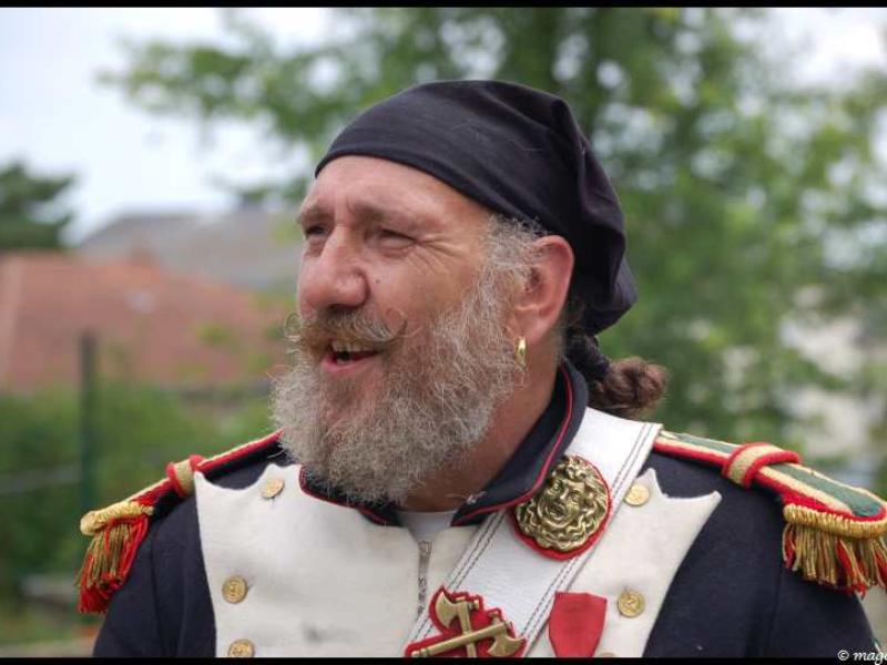 Napoleonic Bivouac в Люксембурге: солдат в мундире с золотыми пуговицами и эполетами