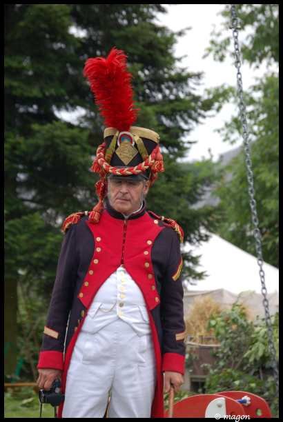 Napoleonic Bivouac в Люксембурге: офицер в красно-чёрном мундире с плюмажем