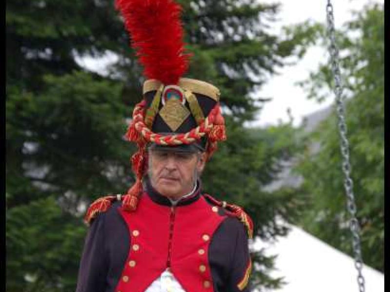 Napoleonic Bivouac в Люксембурге: офицер в красно-чёрном мундире с плюмажем