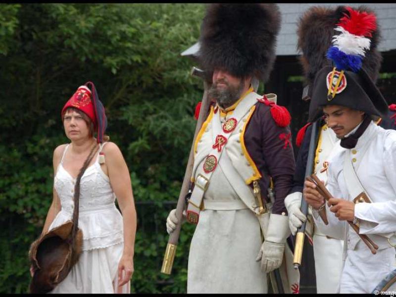 Napoleonic Bivouac в Люксембурге: солдаты в шапках-шлемах и женщина в белом платье