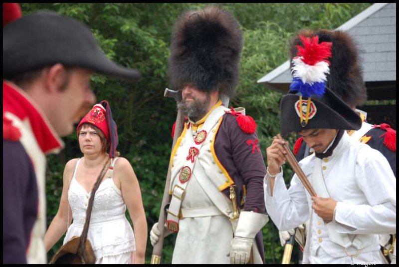 Napoleonic Bivouac в Люксембурге: солдаты в пышных шляпах и женщина в белом платье