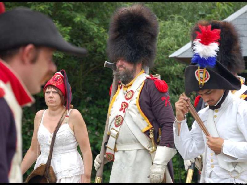Napoleonic Bivouac в Люксембурге: солдаты в пышных шляпах и женщина в белом платье