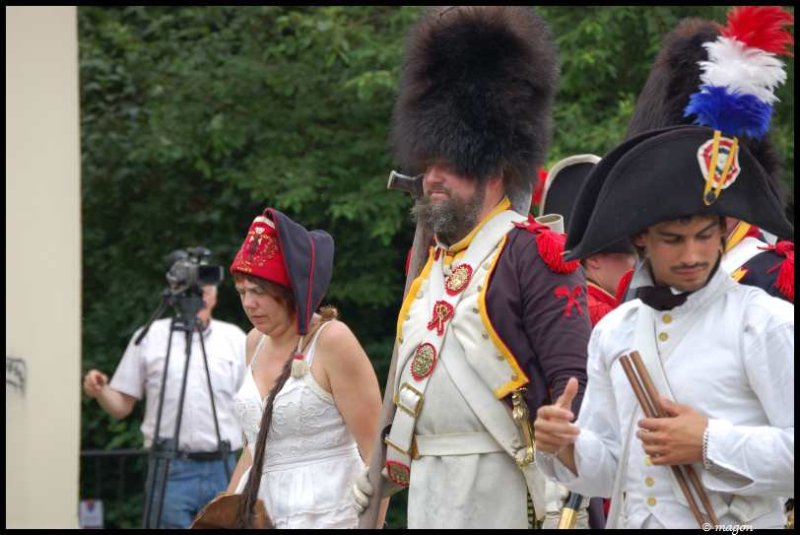 Napoleonic Bivouac в Люксембурге: солдаты в пышных шляпах и женщина в красной кепке
