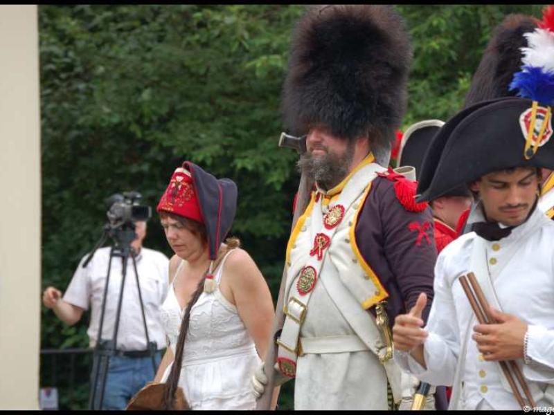 Napoleonic Bivouac в Люксембурге: солдаты в пышных шляпах и женщина в красной кепке
