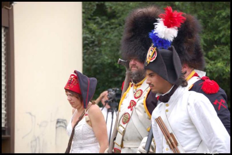 Napoleonic Bivouac в Люксембурге: пехотинцы в шляпах с плюмажем и женщина в кокошнике