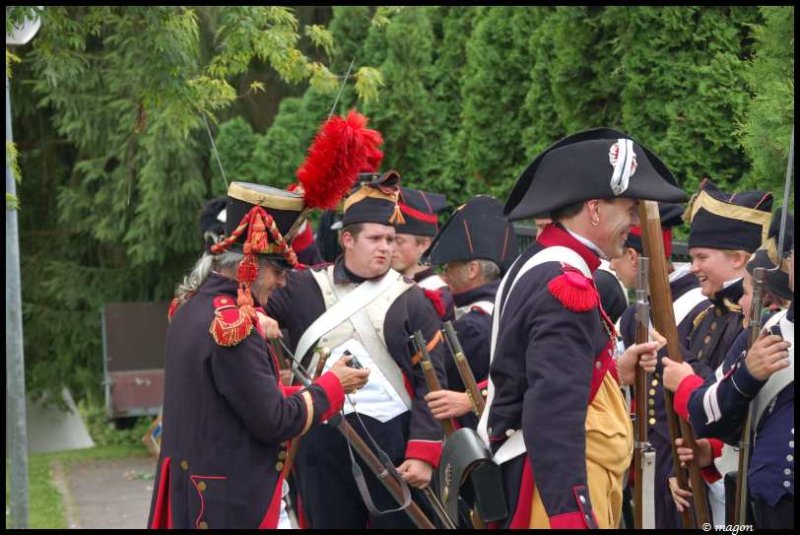 Napoleonic Bivouac в Люксембурге: солдаты в пышных мундирах с ружьями и красными плюмажами