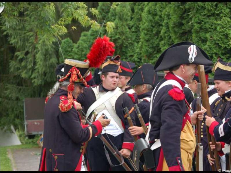 Napoleonic Bivouac в Люксембурге: солдаты в пышных мундирах с ружьями и красными плюмажами
