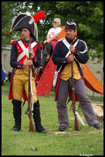 Napoleonic Bivouac в Люксембурге: два солдата в мушкетерских костюмах 1800-х