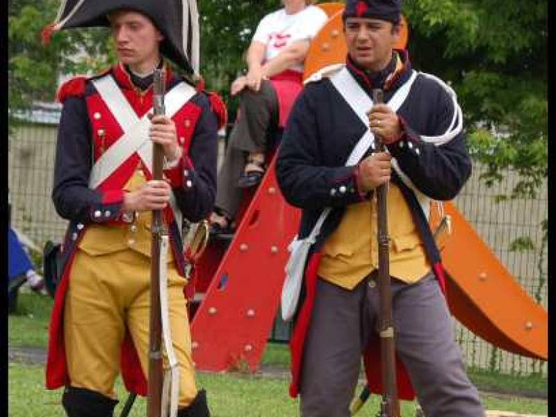 Napoleonic Bivouac в Люксембурге: два солдата в мушкетерских костюмах 1800-х