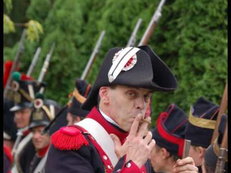 Napoleonic Bivouac в Люксембурге: солдат в трико и фуражке с пером