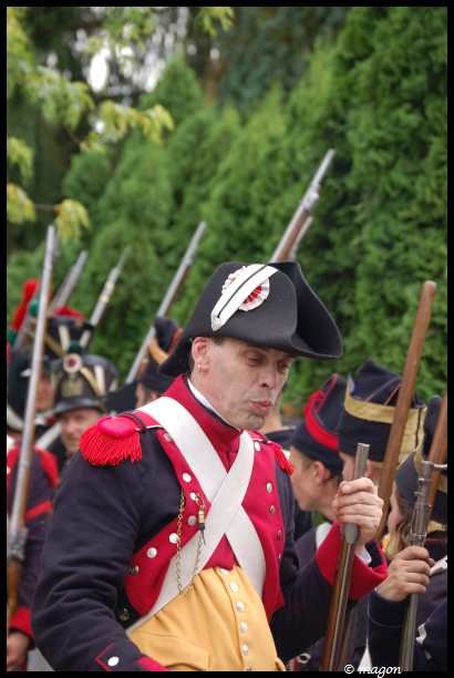 Napoleonic Bivouac в Люксембурге: солдат в красно-чёрном мундире с белым шарфом