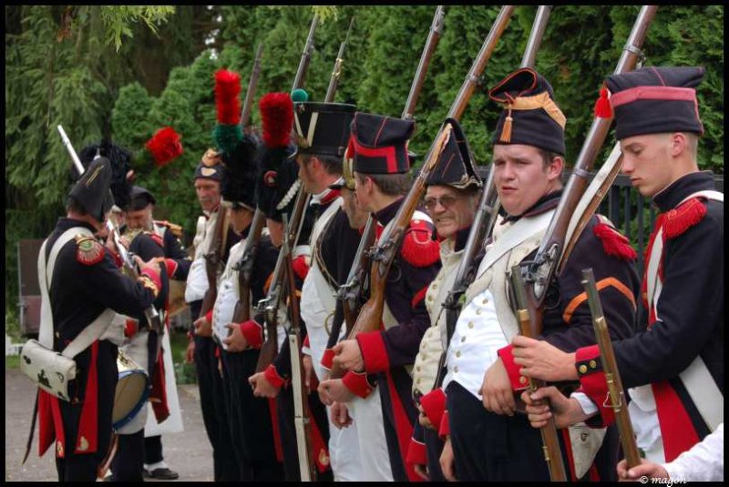 Napoleonic Bivouac в Люксембурге: солдаты в мушкетах и плюмажах