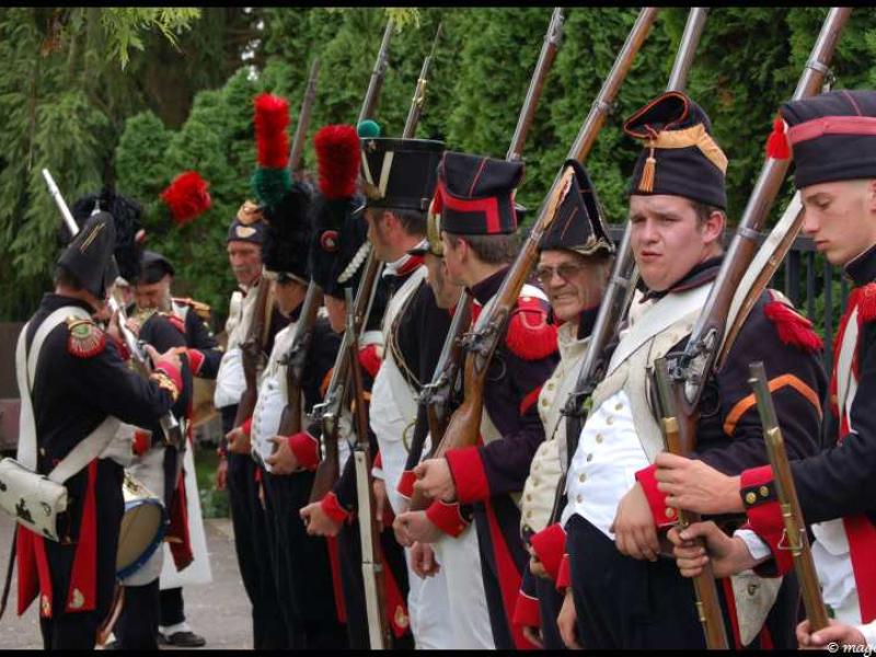 Napoleonic Bivouac в Люксембурге: солдаты в мушкетах и плюмажах
