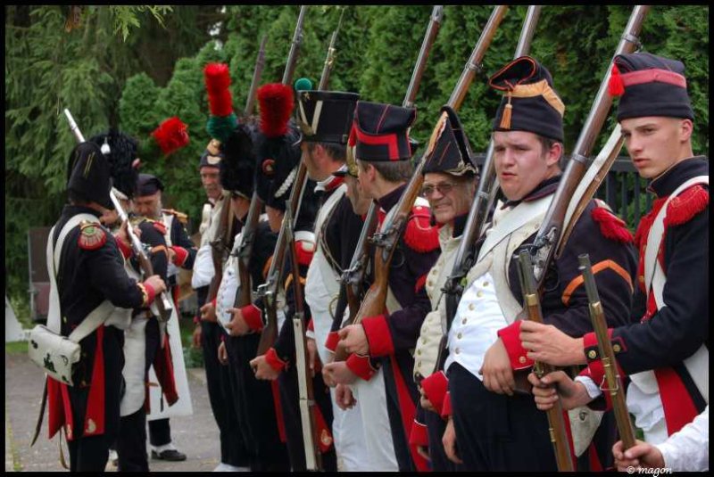 Napoleonic Bivouac в Люксембурге: солдаты в мушкетах и плюмажах