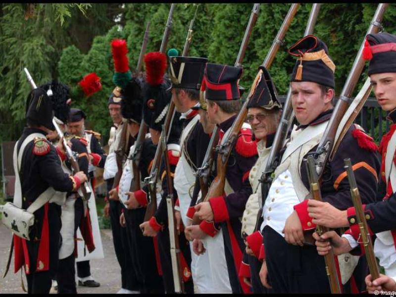 Napoleonic Bivouac в Люксембурге: солдаты в мушкетах и плюмажах