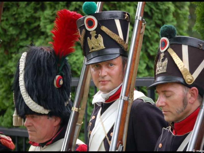 Napoleonic Bivouac в Люксембурге: солдаты в церковных шляпах и плюмажах