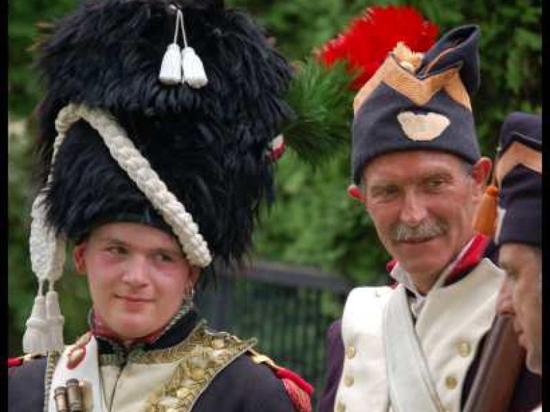 Napoleonic Bivouac в Люксембурге: солдаты в пышных шляпах и золотых галунах