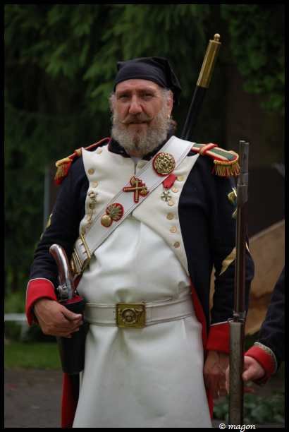 Napoleonic Bivouac в Люксембурге: офицер в белом мундире с крестом Святого Георгия