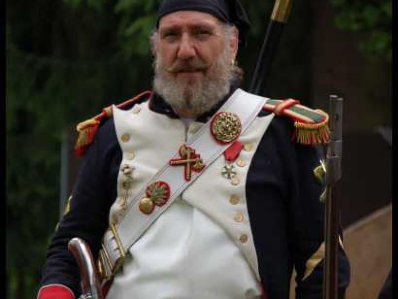 Napoleonic Bivouac в Люксембурге: офицер в белом мундире с крестом Святого Георгия