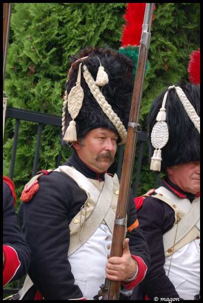 Napoleonic Bivouac в Люксембурге: солдат в черной шляпе с косичками и тасселями
