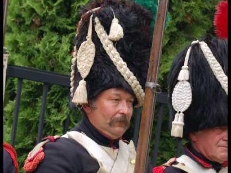 Napoleonic Bivouac в Люксембурге: солдат в черной шляпе с косичками и тасселями