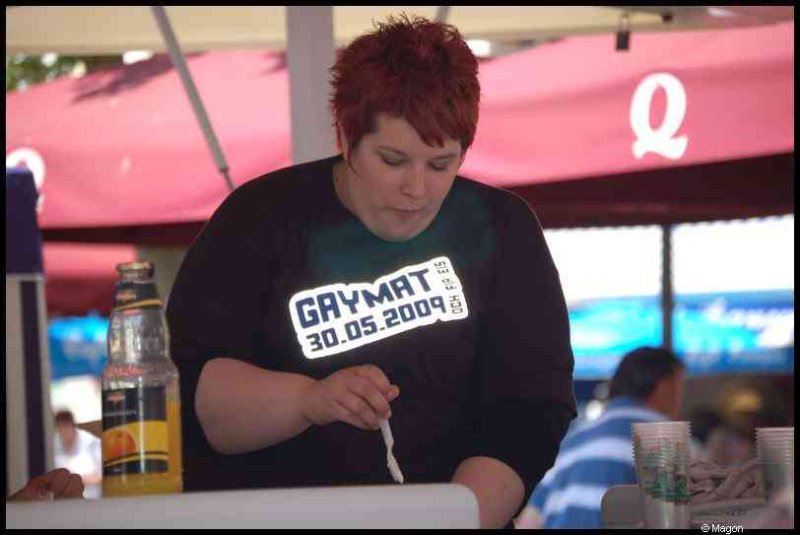 Новый Орлеан, Люксембург: женщина в футболке с надписью «GAYMAT 30.05.2009»