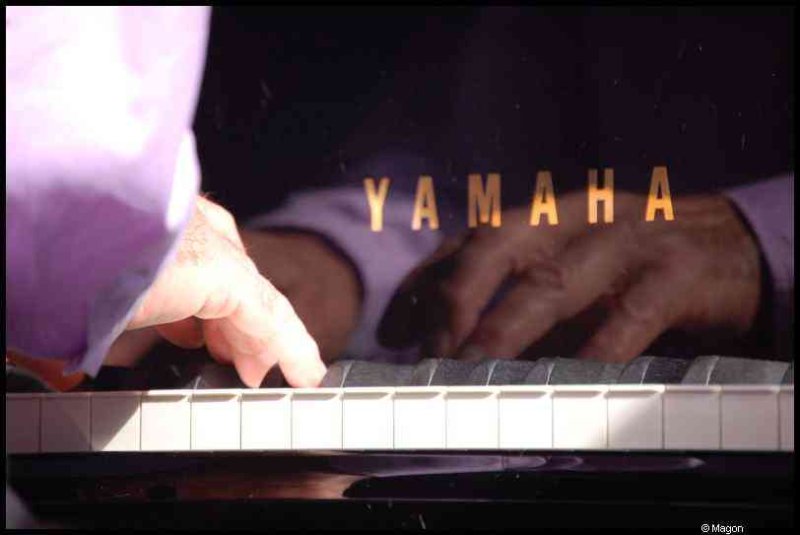 Пальцы на клавишах Yamaha в Новом Орлеане, Люксембург