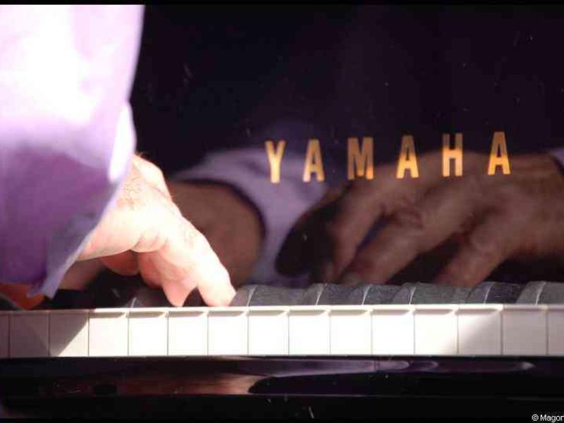 Пальцы на клавишах Yamaha в Новом Орлеане, Люксембург