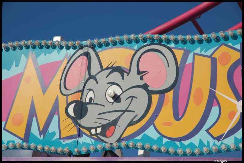 Schueberfouer, Люксембург: улыбающаяся мышь на яркой вывеске аттракциона