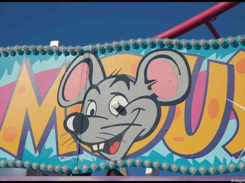 Schueberfouer, Люксембург: улыбающаяся мышь на яркой вывеске аттракциона
