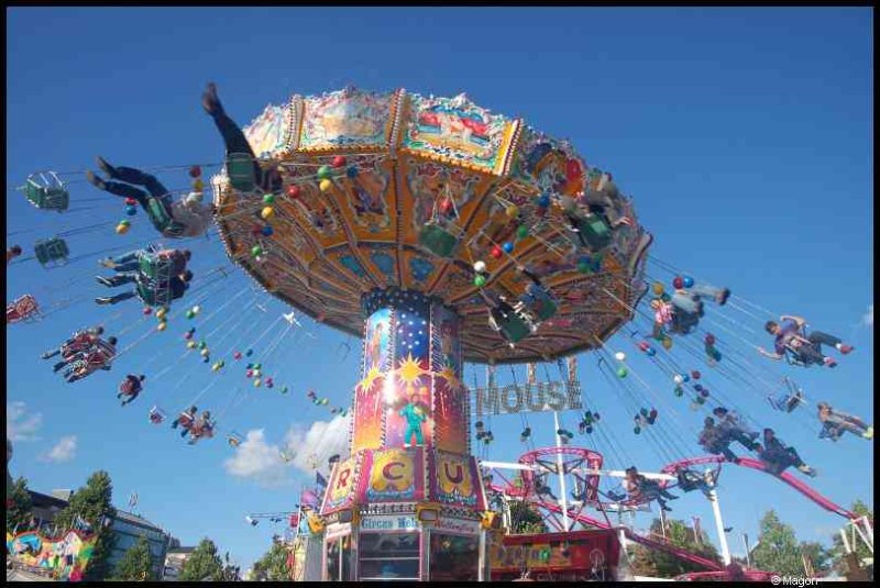 Schueberfouer в Люксембурге: яркий карусельный аттракцион под синим небом