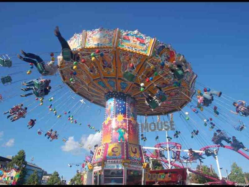 Schueberfouer в Люксембурге: яркий карусельный аттракцион под синим небом