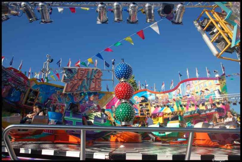 Schueberfouer в Люксембурге: яркие шары и аттракционы под солнцем
