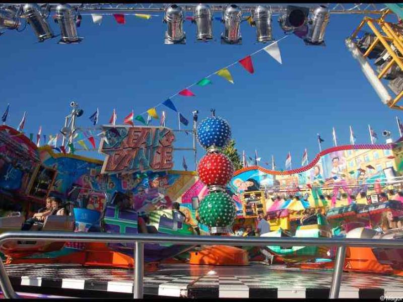 Schueberfouer в Люксембурге: яркие шары и аттракционы под солнцем