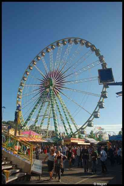Schueberfouer в Люксембурге: колесо обозрения над толпой посетителей