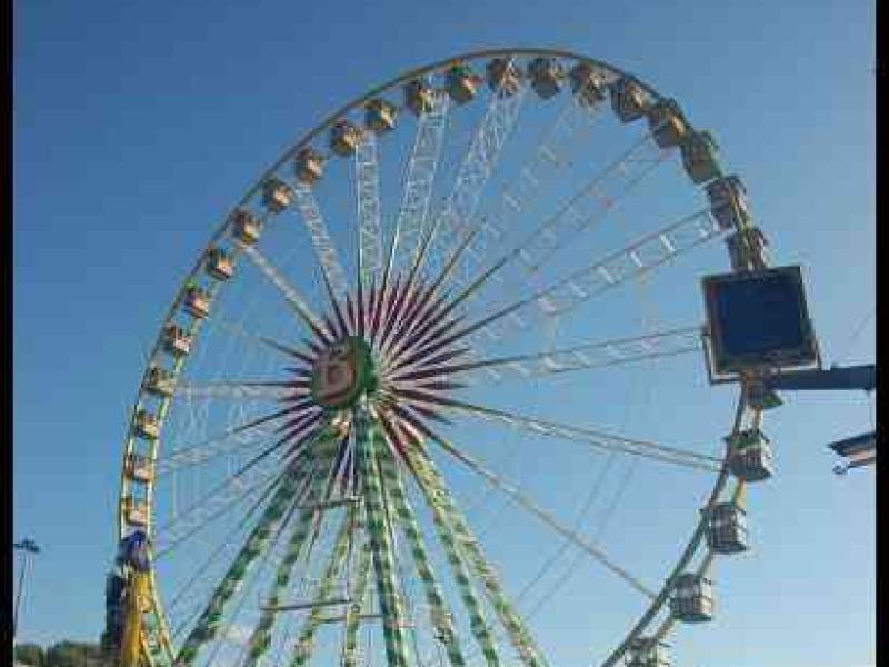 Schueberfouer в Люксембурге: колесо обозрения над толпой посетителей