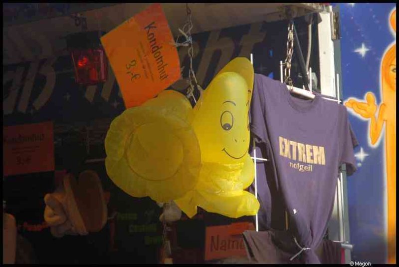 Schueberfouer, Люксембург: желтый шарик и футболка с «EXTREM»