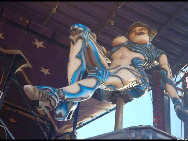 Schueberfouer, Люксембург: сине-белая фигура на аттракционе