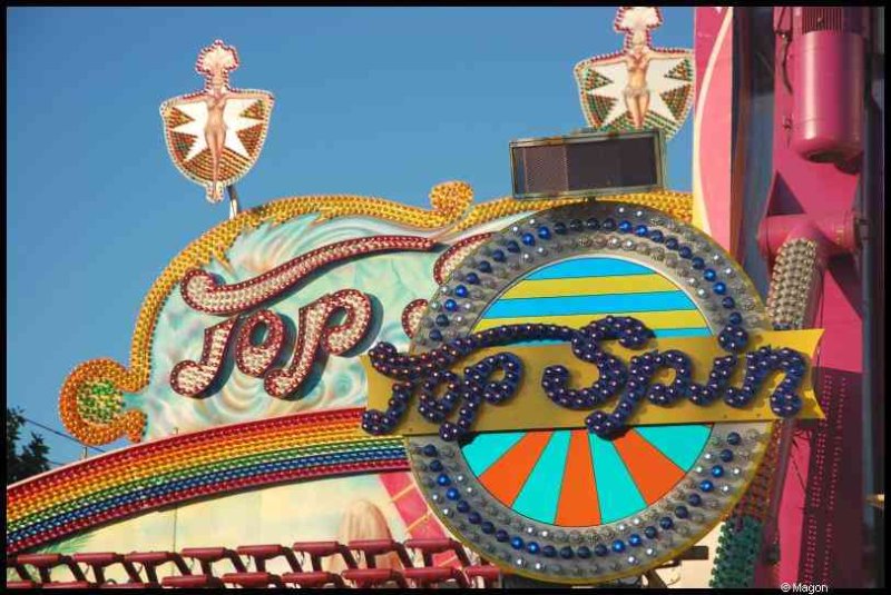 Schueberfouer, Люксембург: вывеска 'Top Spin' с радужным арком